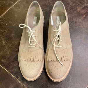Ugg’s fringed oxfords in beige suede